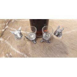 Snapseglas med dyre hoveder.   