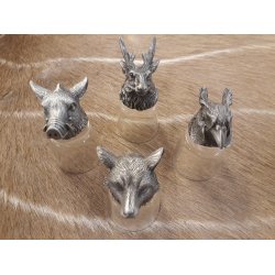 Snapseglas med dyre hoveder.   