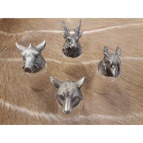 Snapseglas med dyre hoveder.   